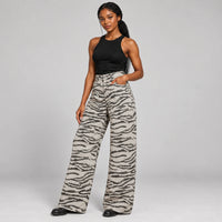 Jean large gris à motif animal noir, vue trois quarts