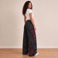 Jean large noir délavé, profil montrant la broderie de roses rouges le long de la jambe droite – SAKIWÉ