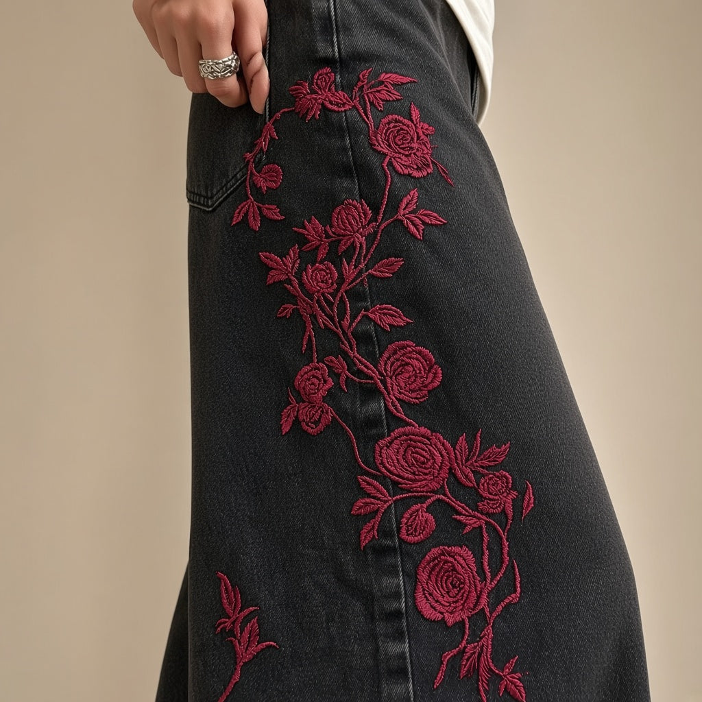 Détail de la broderie de roses rouges sur le jean noir délavé – SAKIWÉ