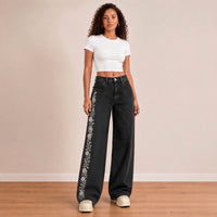 Jean large noir délavé anthracite brodé de roses blanches, vue de face – SAKIWÉ