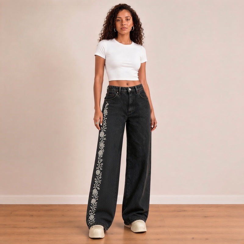 Jean large noir délavé anthracite brodé de roses blanches, vue de face – SAKIWÉ