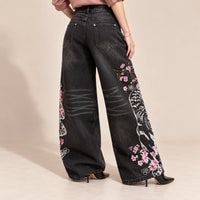 Détail du motif blanc et rose au dos des jambes du jean large