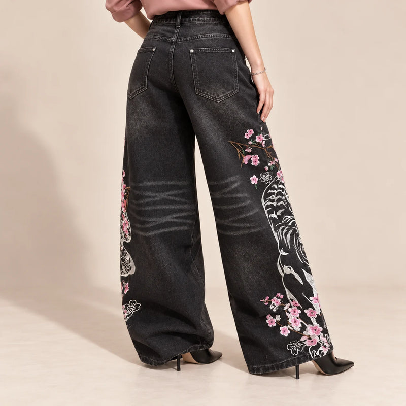 Détail du motif blanc et rose au dos des jambes du jean large