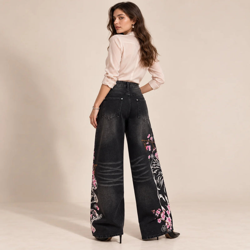 Jean large noir grisé vu de dos avec poches plaquées et motif sur le bas