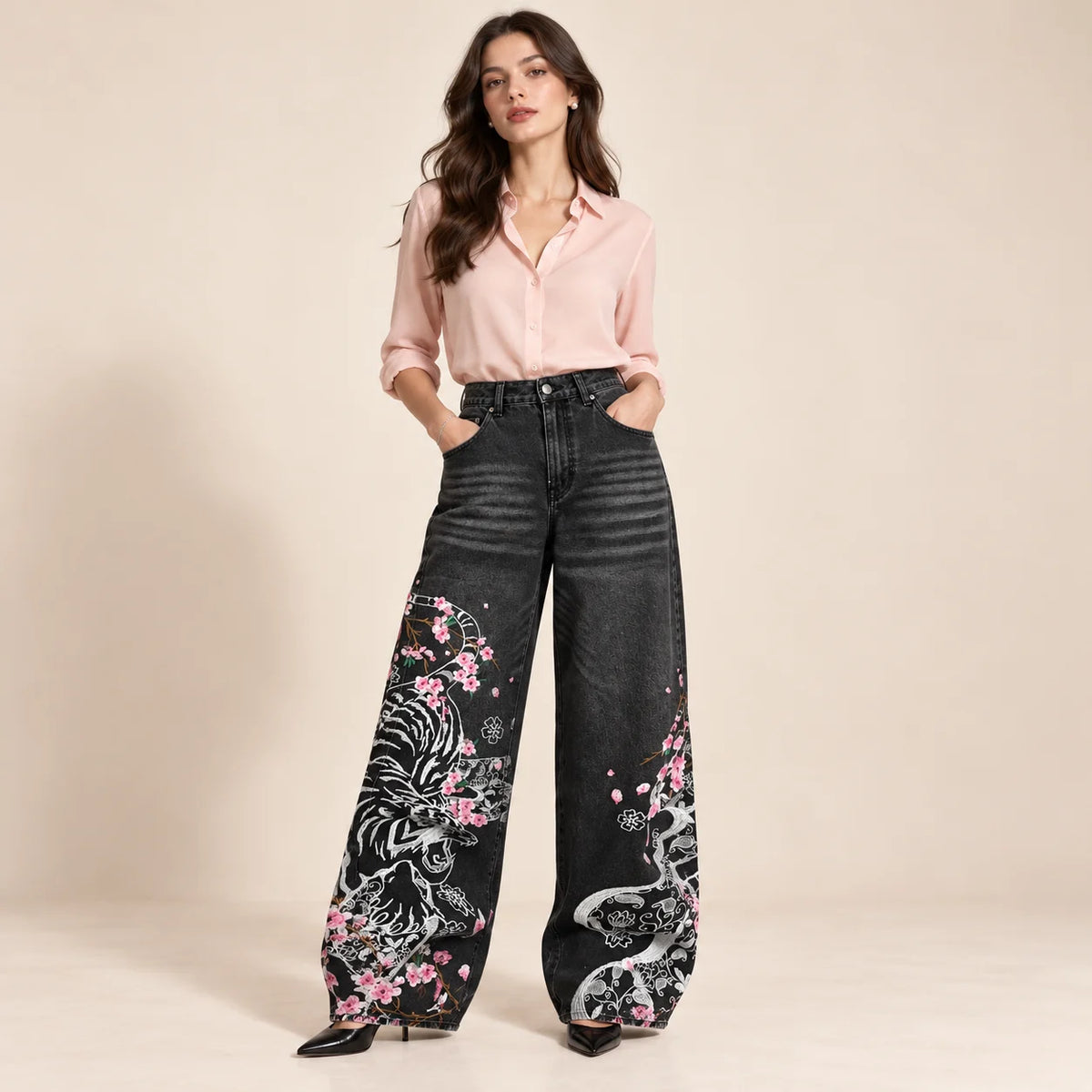 Jean large noir grisé à motif tigre blanc et fleurs roses, vue de face