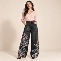 Jean large noir grisé à motif tigre blanc et fleurs roses, vue de face