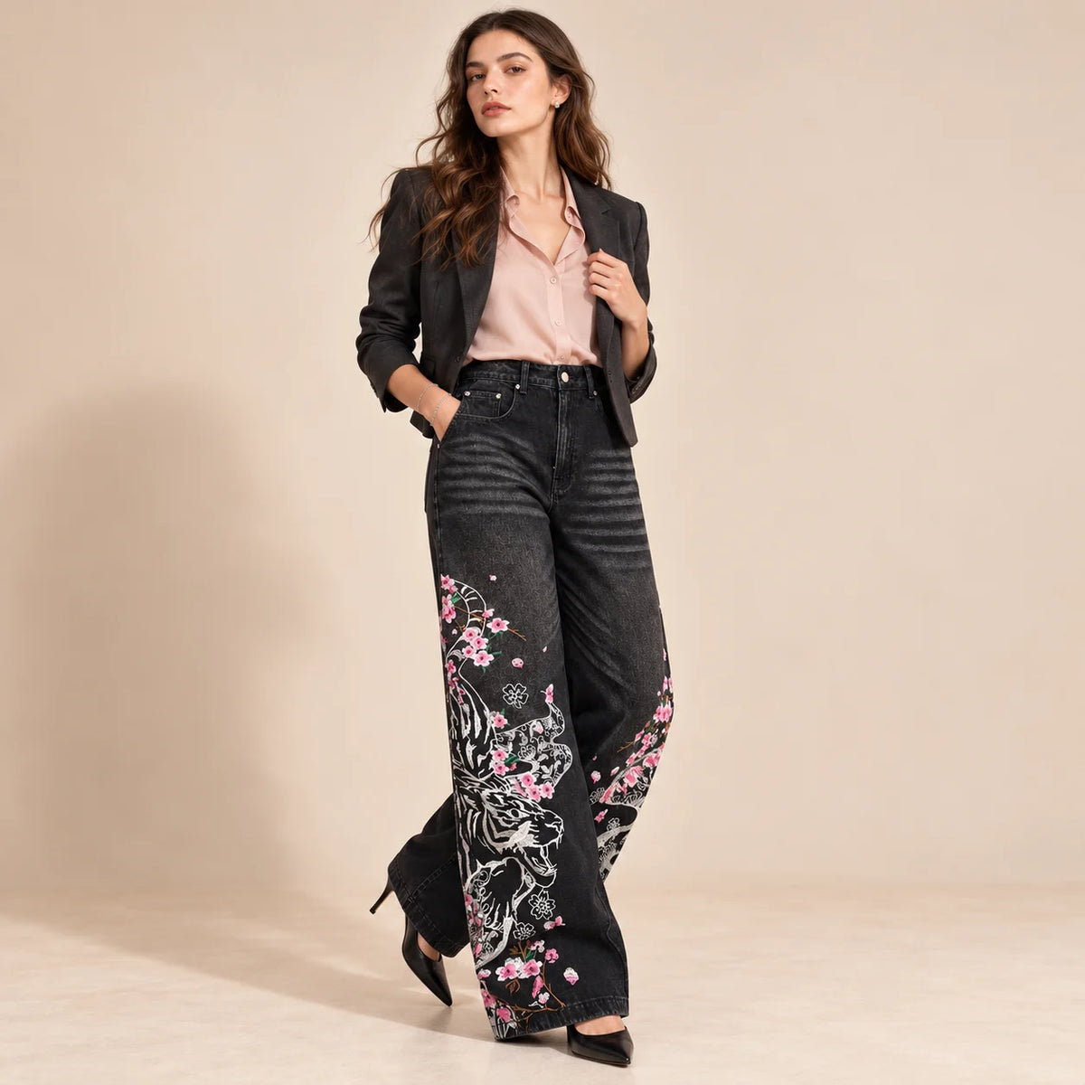 Jean noir grisé à motif tigre et fleurs roses, vue de trois quarts