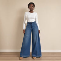 Jean large taille haute à ourlets bruts bleu vintage, vue de face en pied – SAKIWÉ