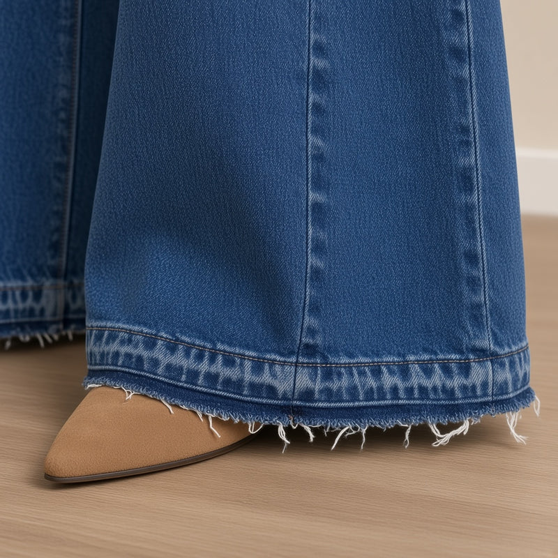 Détail de l'ourlet brut et du grain du denim bleu vintage – SAKIWÉ