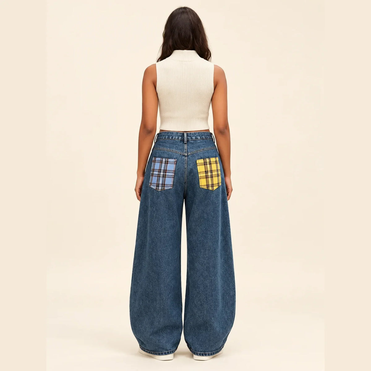 Jean large femme à coupe courbe et patchwork brodé SAKIWE, coloris bleu, vue dos