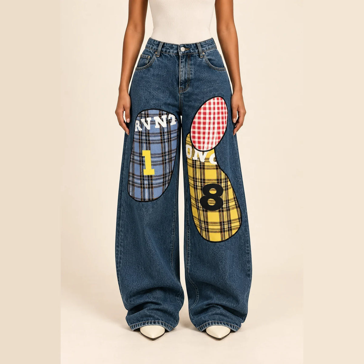 Jean large bleu à patchwork brodé et chiffres 1 et 8, vue de face portée en studio