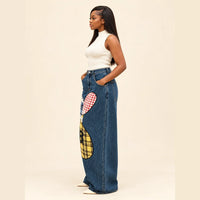 Jean large femme à coupe courbe et patchwork brodé SAKIWE, coloris bleu, vue trois-quarts