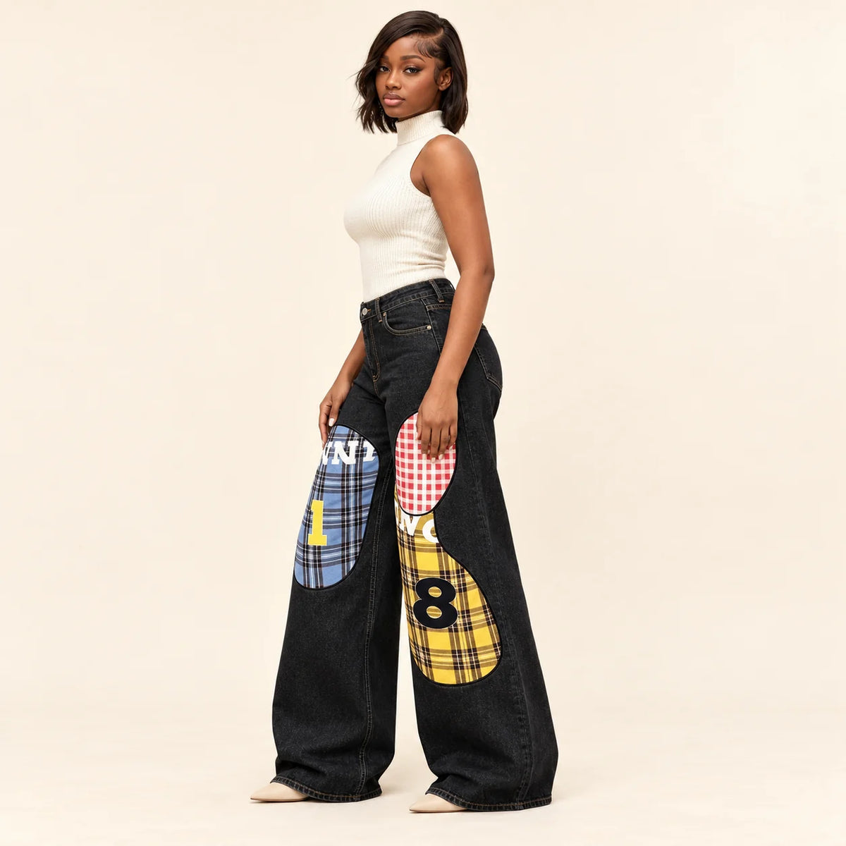 Jean large femme à coupe courbe et patchwork brodé SAKIWE, coloris noir, vue profil