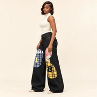 Jean large femme à coupe courbe et patchwork brodé SAKIWE, coloris noir, vue profil
