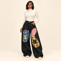 Jean large femme à coupe courbe et patchwork brodé SAKIWE, coloris noir, vue trois-quarts