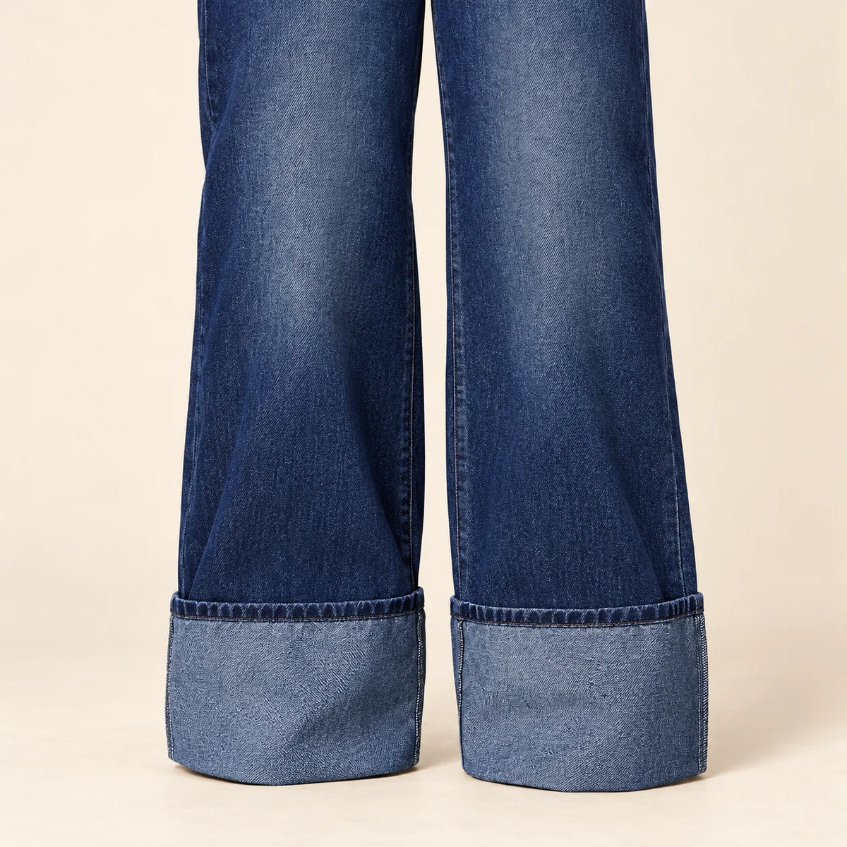 Jean large femme bleu foncé à revers marqués SAKIWE, coloris bleu fonce, revers recadre