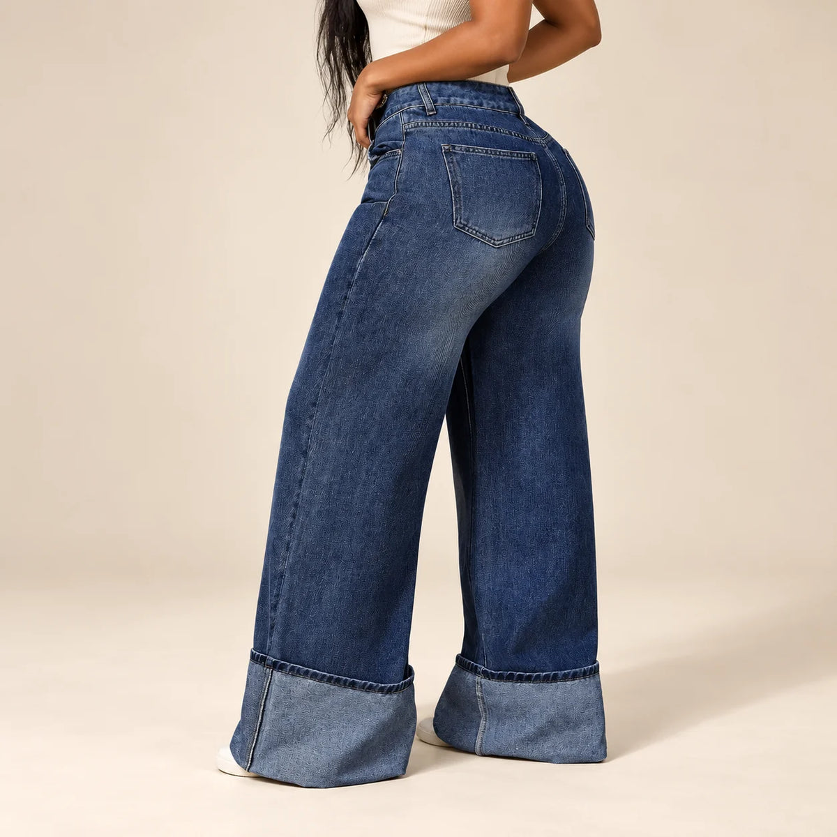 Jean large femme bleu foncé à revers marqués SAKIWE, coloris bleu fonce, vue dos