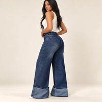 Jean large femme bleu foncé à revers marqués SAKIWE, coloris bleu fonce, vue trois-quarts