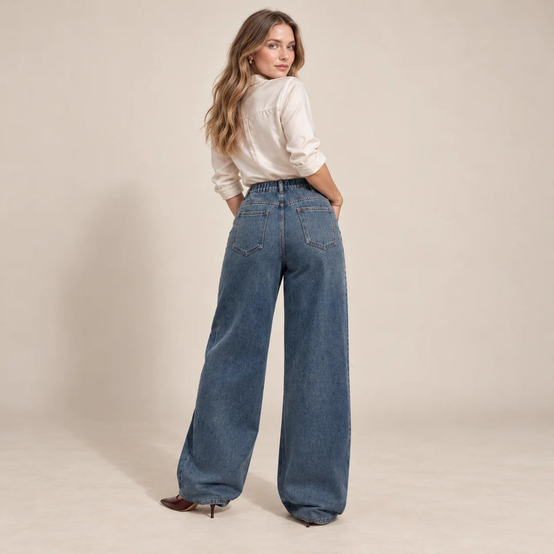 Jean large bleu vintage vu de dos, avec deux poches plaquées