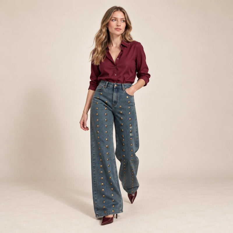 Jean large bleu vintage à rivets métalliques porté en mouvement