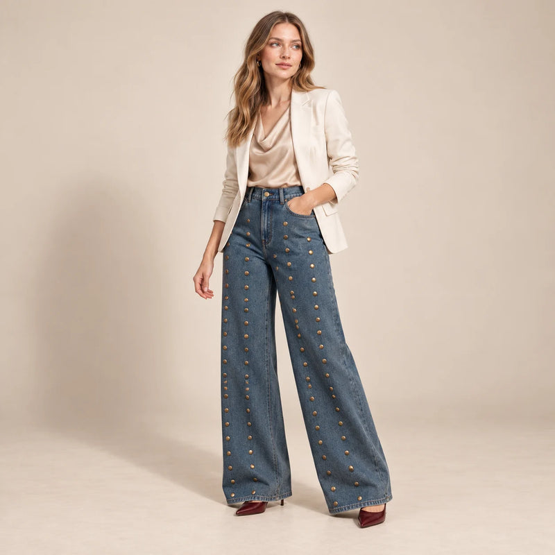 Jean bleu vintage à rivets sur le devant, porté de trois quarts en studio