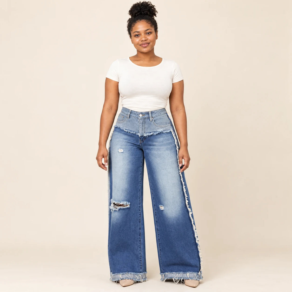Jean large bleu à taille rabattue et déchirures, vue de face
