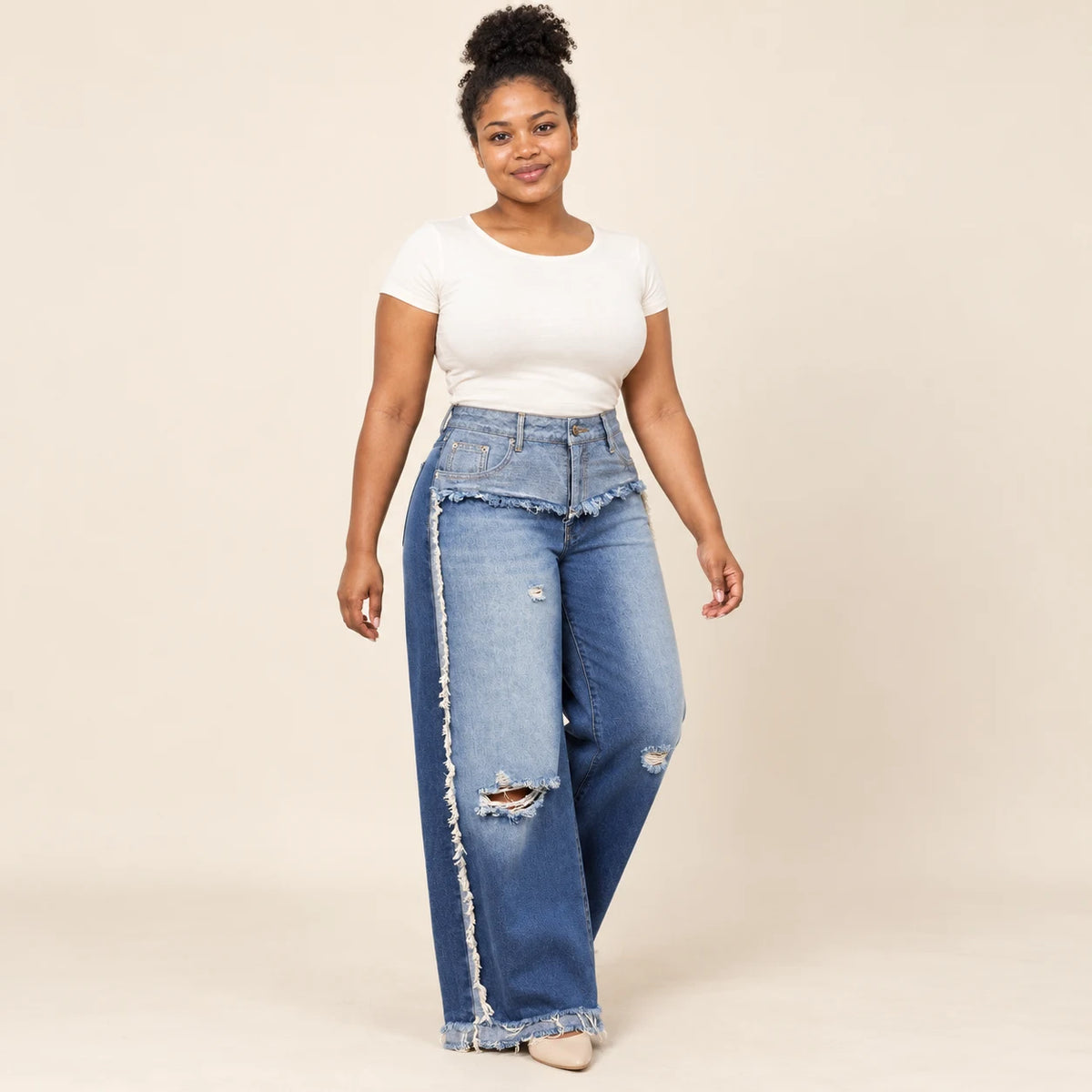 Jean large bleu déchiré à taille rabattue, vue trois quarts