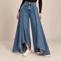 Jean femme très évasé à plis drapés bleu, détail des ourlets courbes