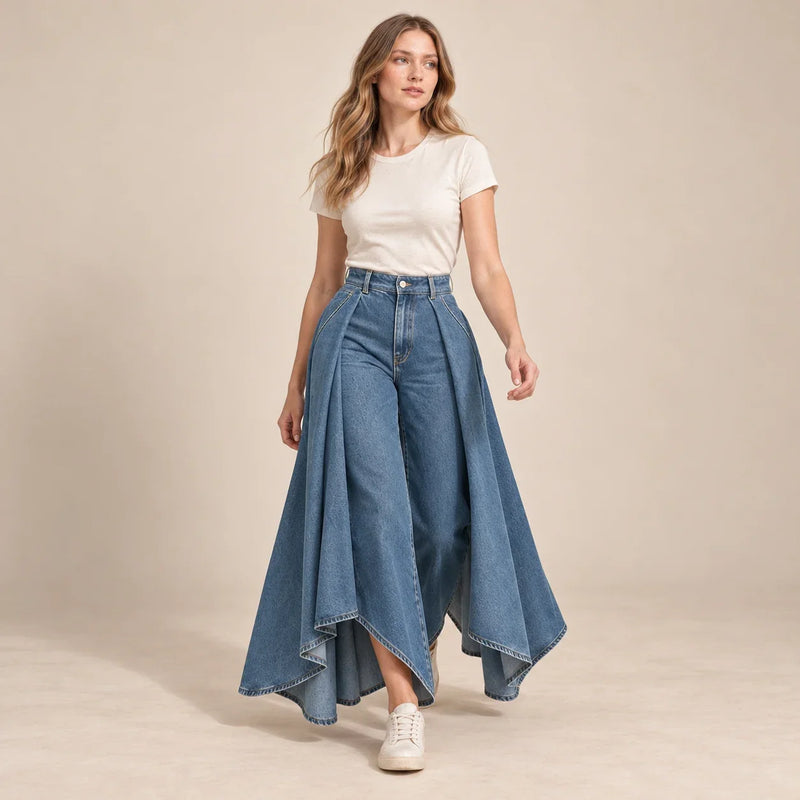 Jean femme très évasé à plis drapés bleu, vue en mouvement