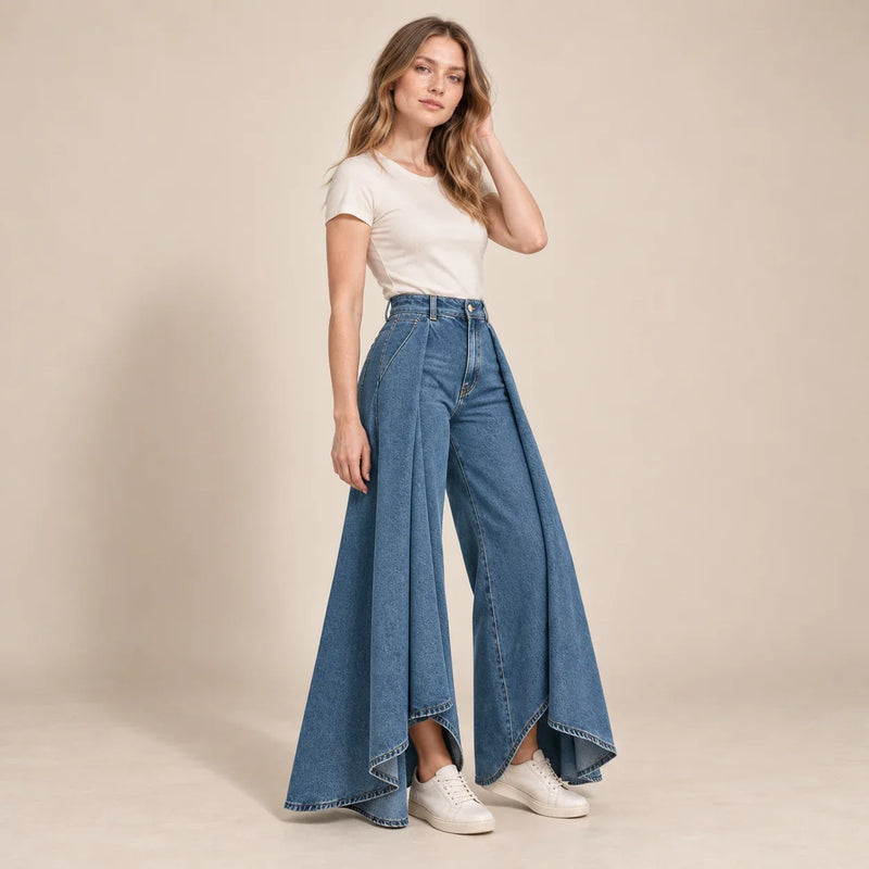 Jean femme très évasé à plis drapés bleu, vue de profil