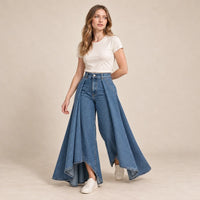 Jean femme très évasé à plis drapés bleu, vue de trois quarts