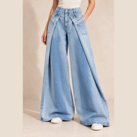 Jean ultra large bleu clair à double ceinture, détail des jambes larges et des ourlets