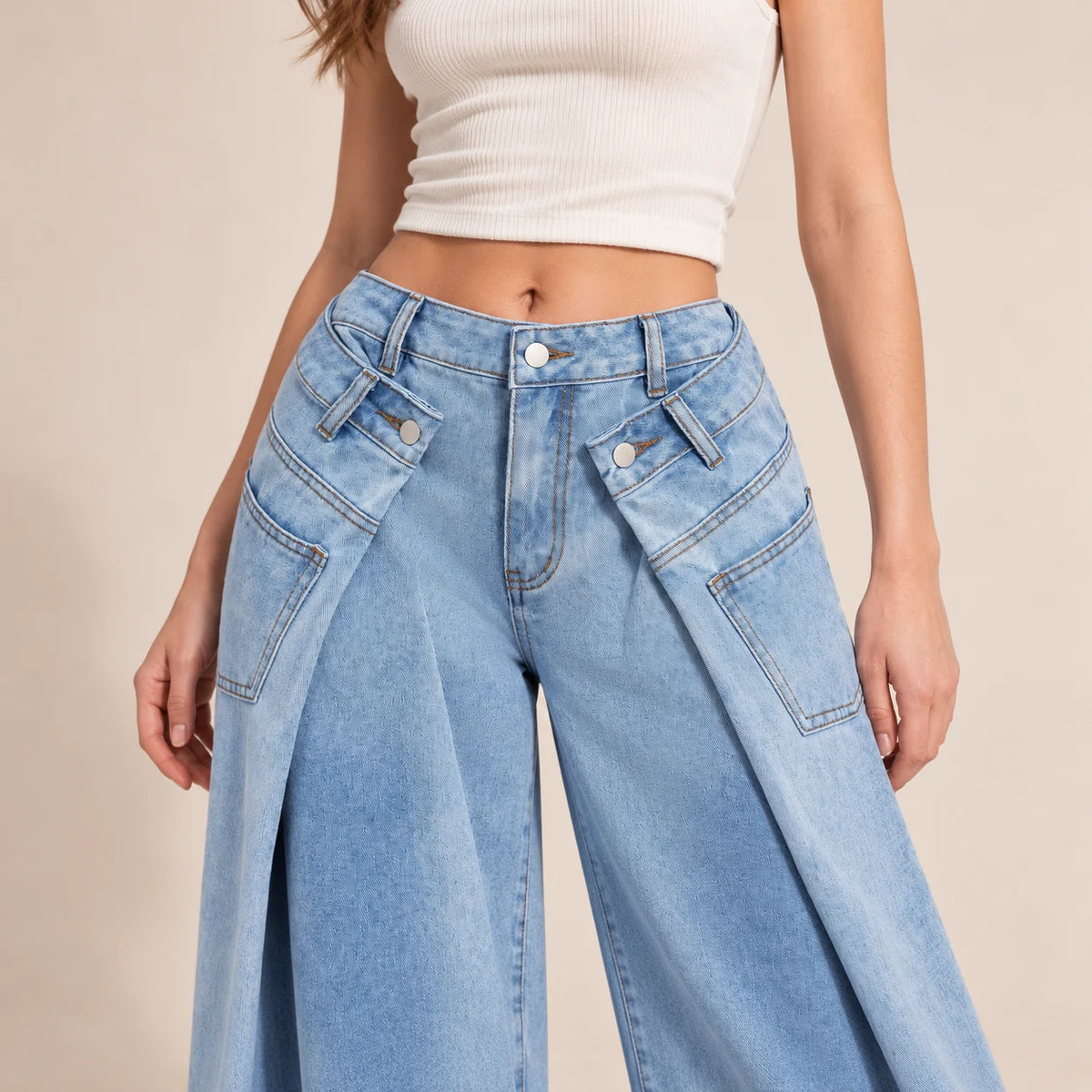 Jean ultra large bleu clair à double ceinture, détail de la double ceinture et des poches