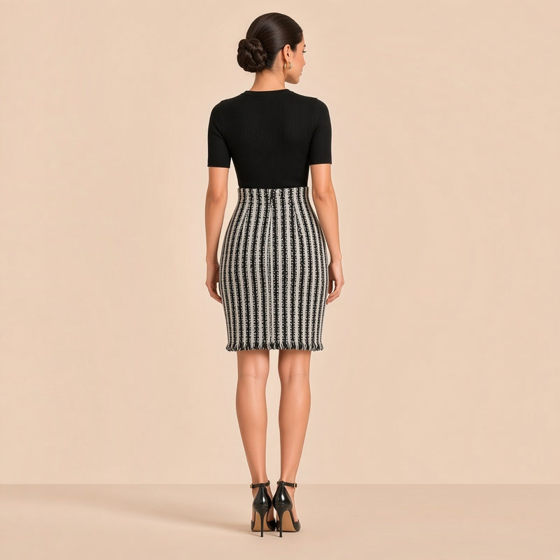 Dos uni de la jupe crayon en tweed noir et blanc, sans zip, ourlet frangé