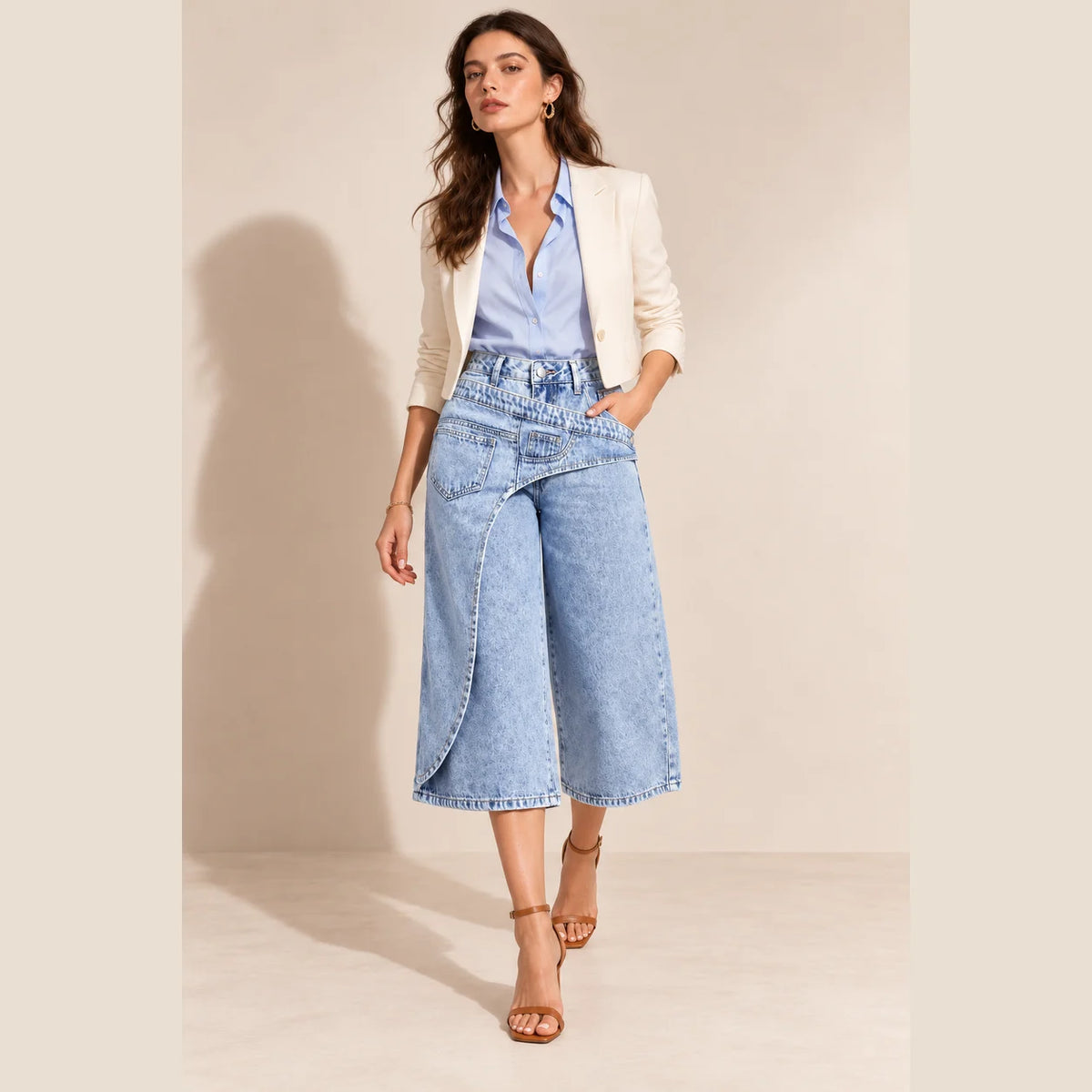 Jupe-culotte en jean bleu à effet superposé portée en mouvement