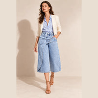 Jupe-culotte en jean bleu à effet superposé portée en mouvement
