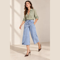 Jupe-culotte en denim bleu délavé avec panneau croisé, vue de trois quarts