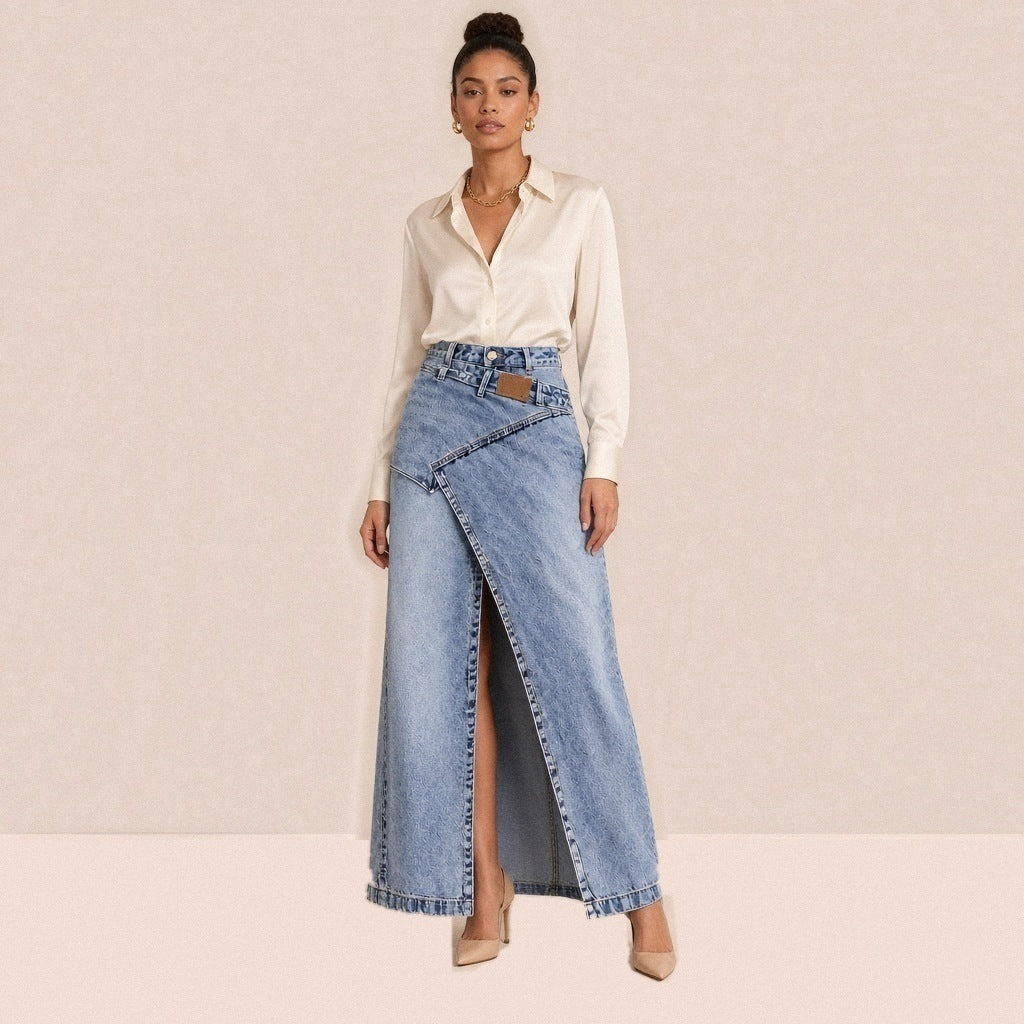 Jupe longue en jean délavé bleu clair avec fente haute portée de face, chemisier en satin ivoire