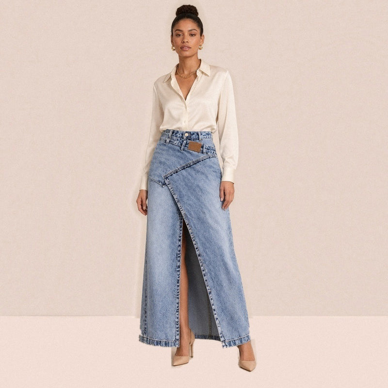 Jupe longue en jean délavé bleu clair avec fente haute portée de face, chemisier en satin ivoire