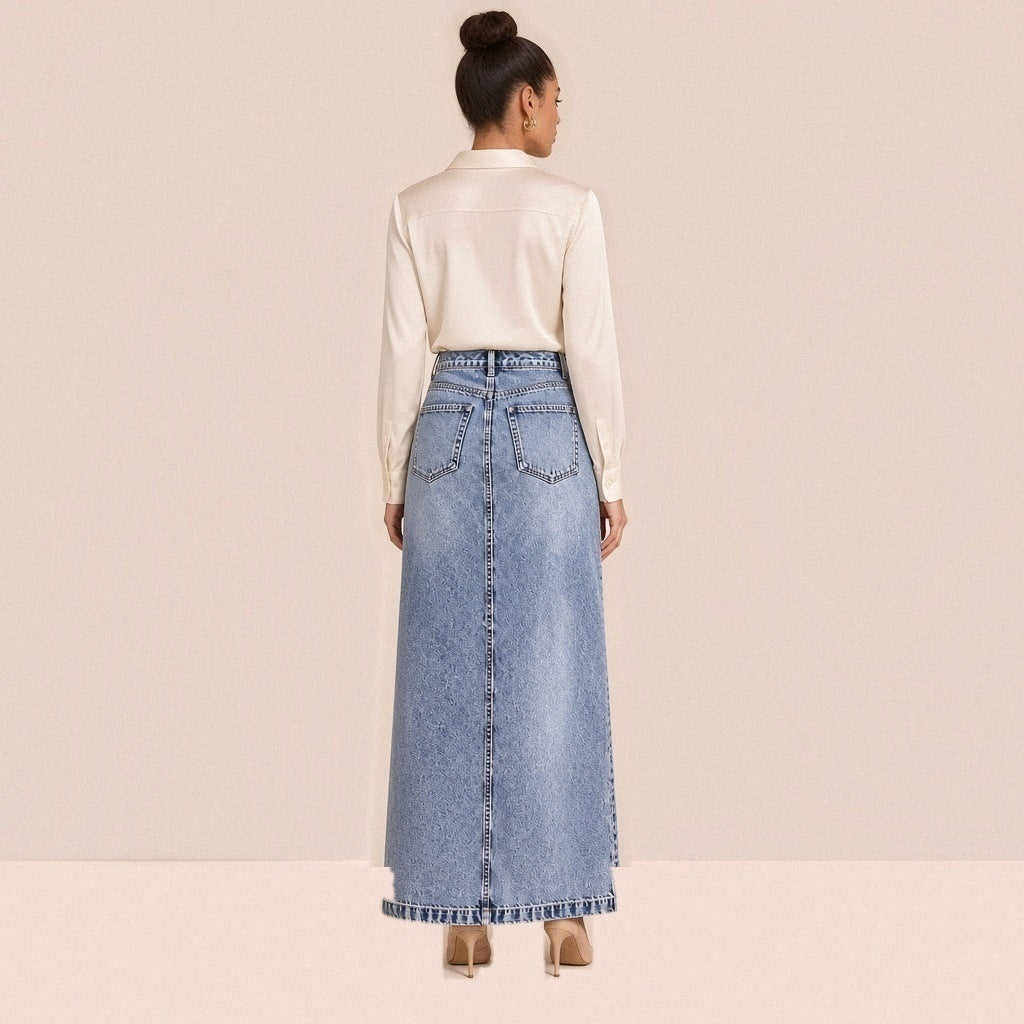 Jupe longue en jean bleu clair vue de dos, poches plaquées et couture centrale
