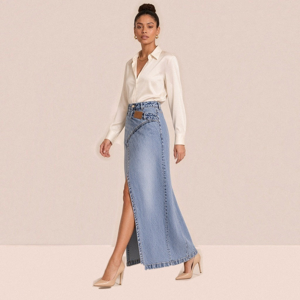 Jupe longue en jean bleu clair de trois quarts en mouvement, fente haute ouverte