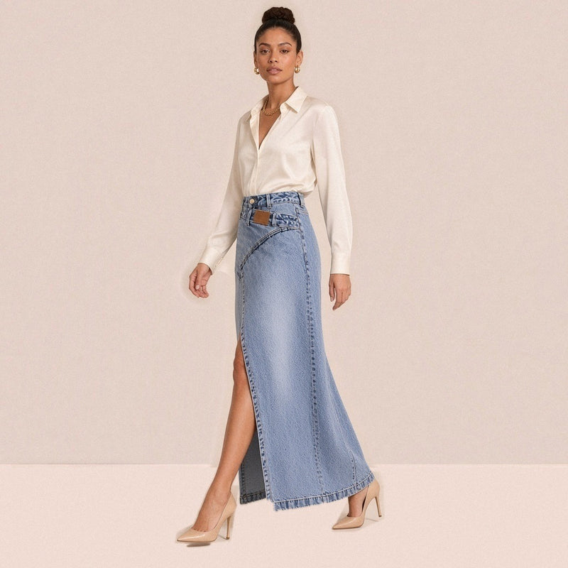 Jupe longue en jean bleu clair de trois quarts en mouvement, fente haute ouverte