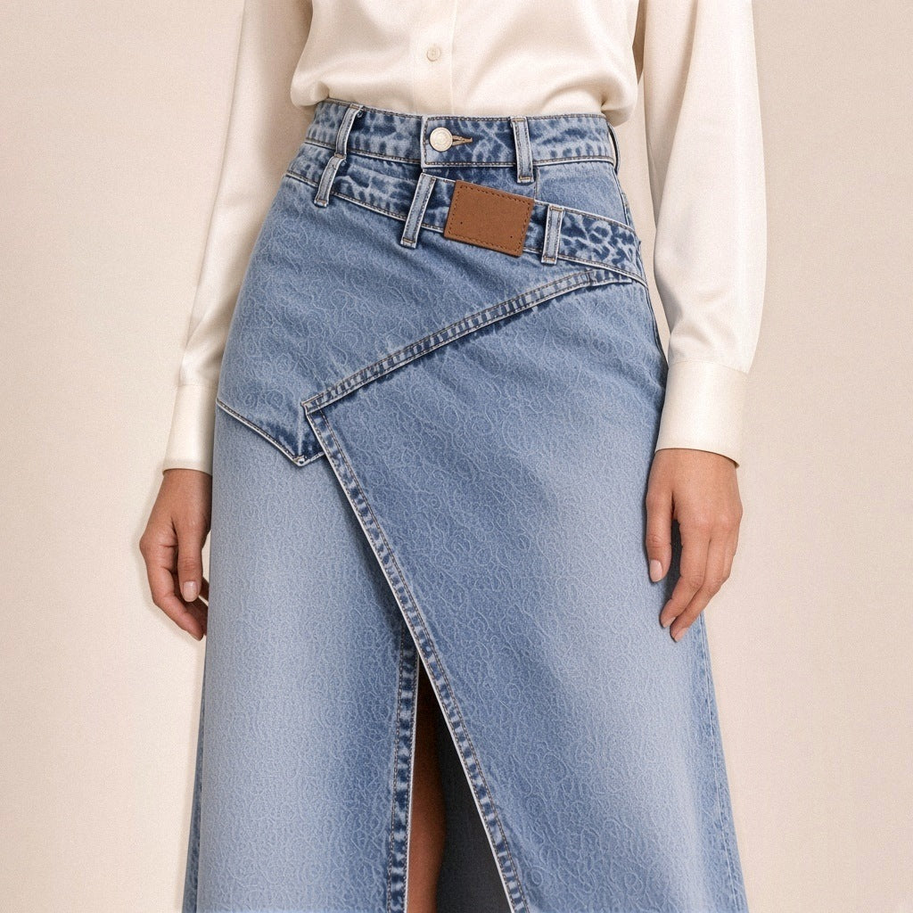 Détail de la taille de la jupe longue en jean bleu clair : ceinture croisée et étiquette