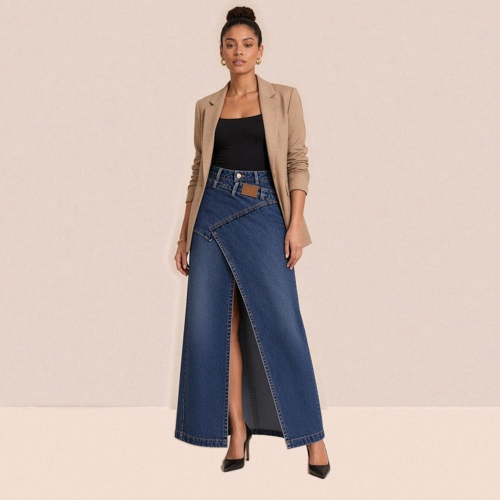 Jupe longue en jean bleu foncé avec fente haute portée de face, body noir et blazer camel