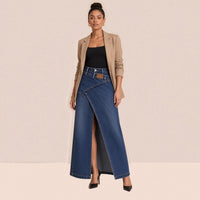 Jupe longue en jean bleu foncé avec fente haute portée de face, body noir et blazer camel