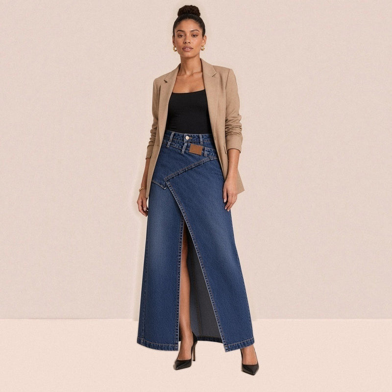 Jupe longue en jean bleu foncé avec fente haute portée de face, body noir et blazer camel