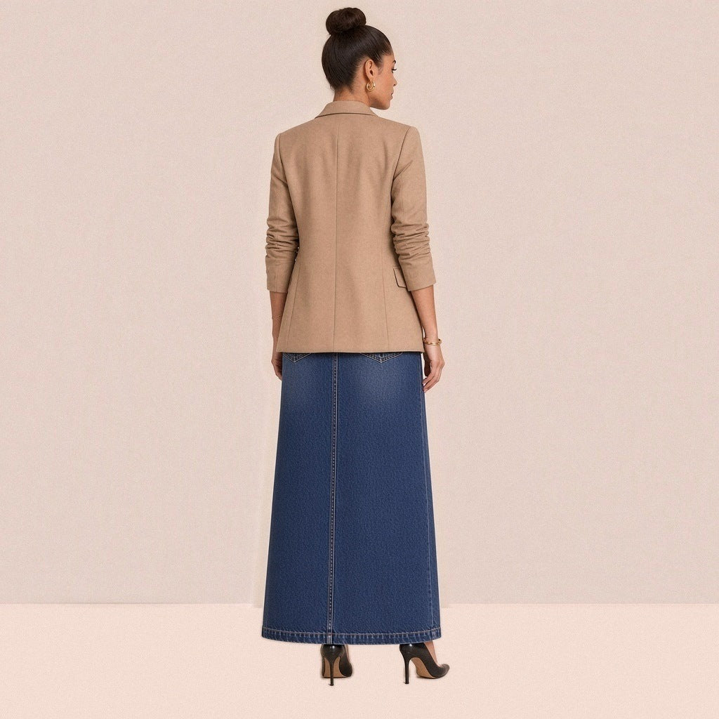 Jupe longue en jean bleu foncé vue de dos avec blazer camel