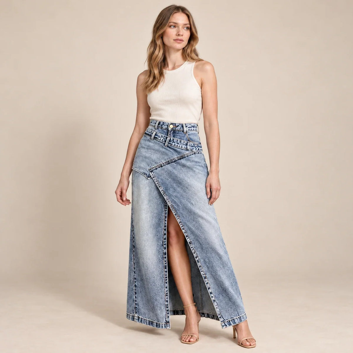 Détail de la taille croisée et de la fente de la jupe en jean bleu