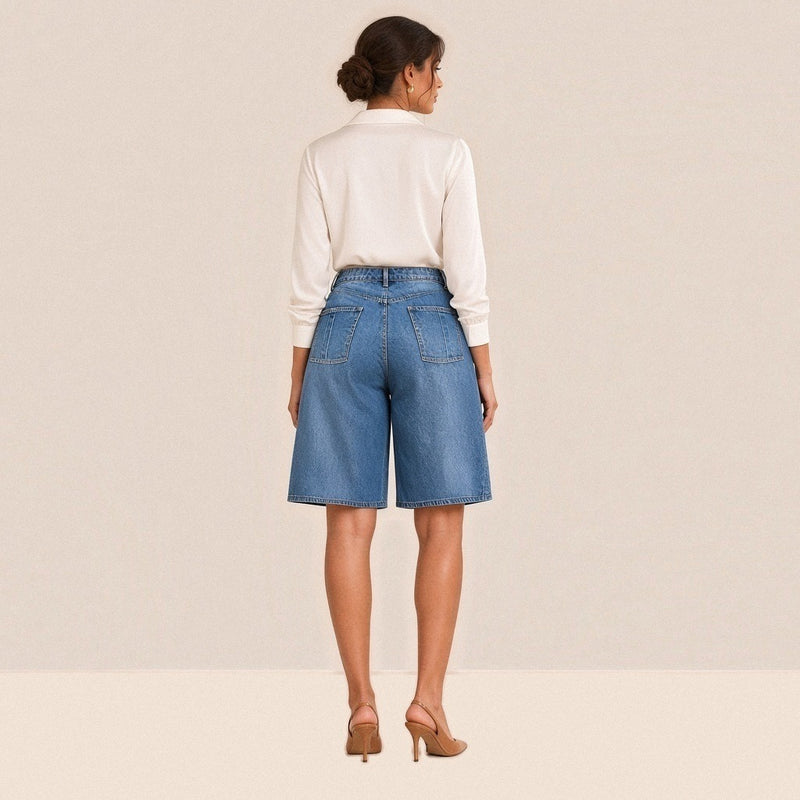 Jupe-short en jean bleu, vue de dos : deux poches plaquées et jambes larges
