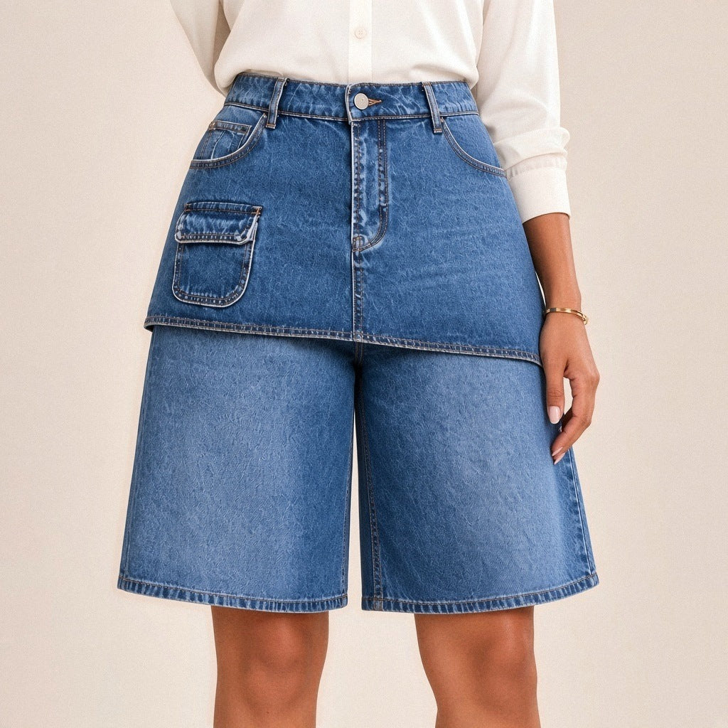 Détail de la jupe-short en jean bleu : ceinture à passants, pan superposé et poche à rabat